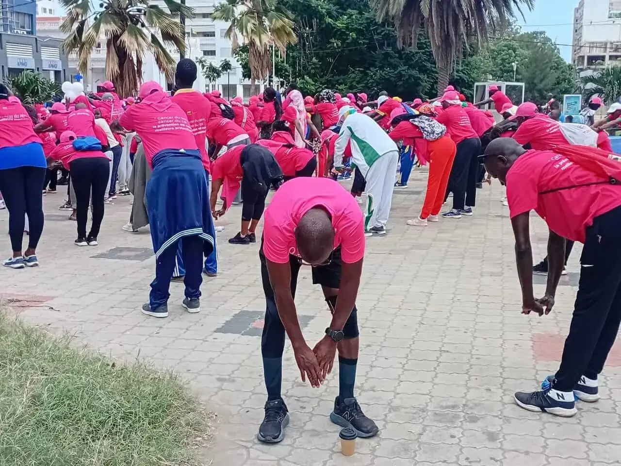 Échauffement solidaire Octobre Rose au Sénégal pour sensibiliser au dépistage