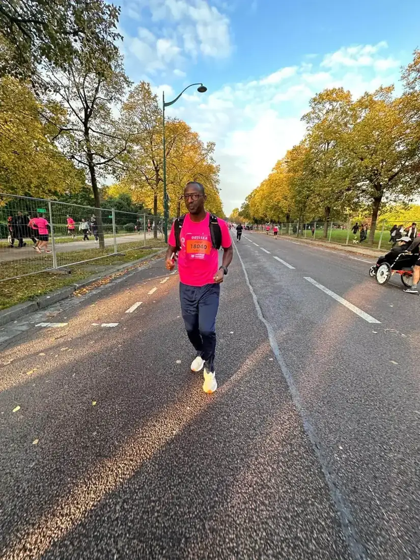 Hamet M'Baye en pleine course lors d'Odysséa Paris pour la lutte contre le cancer du sein