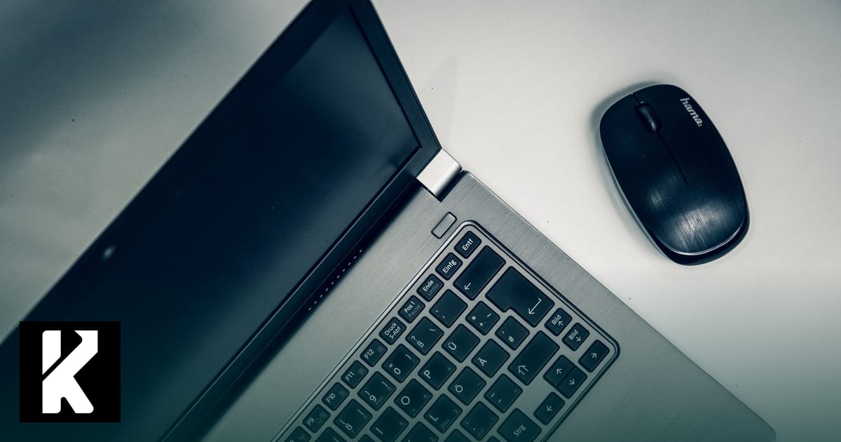 Ordinateur portable argenté et souris sans fil sur un bureau blanc — bonnes pratiques IA générative en TPE/PME
