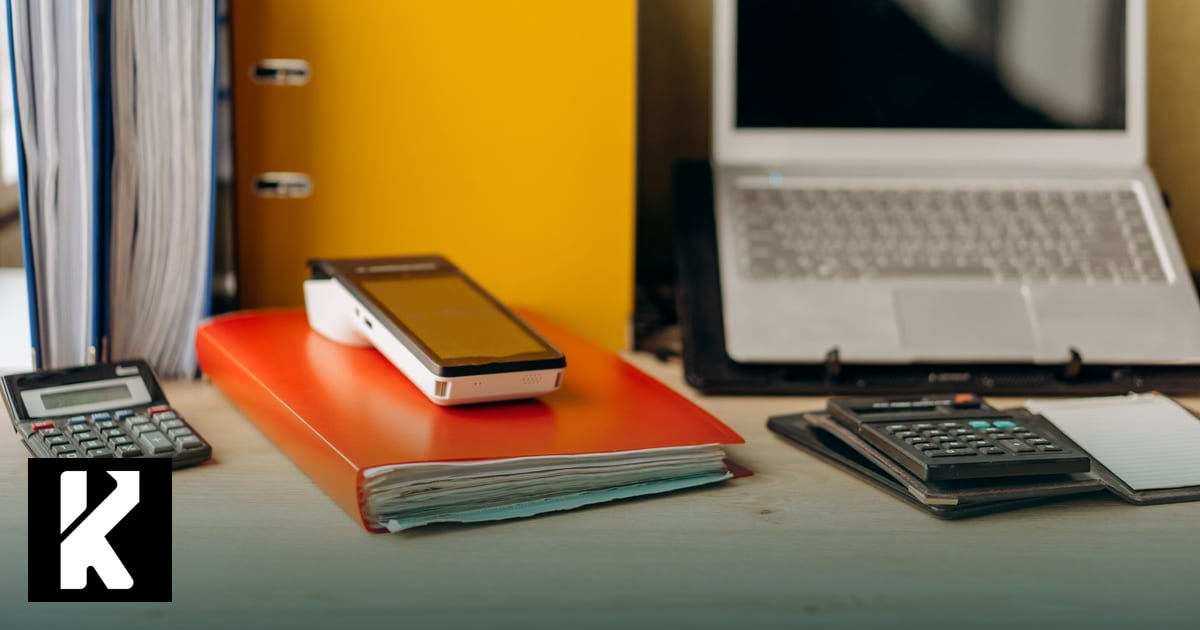 Bureau de cabinet comptable avec classeurs, calculatrices et ordinateur portable pour se préparer à la facturation électronique