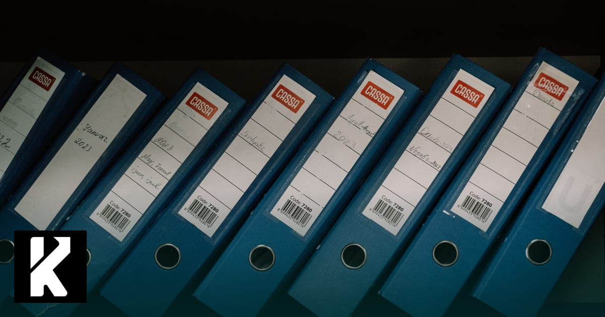 Classeurs de suivi mensuel alignés sur une étagère, symbole du contrôle de conformité facturation électronique des clients par le cabinet comptable