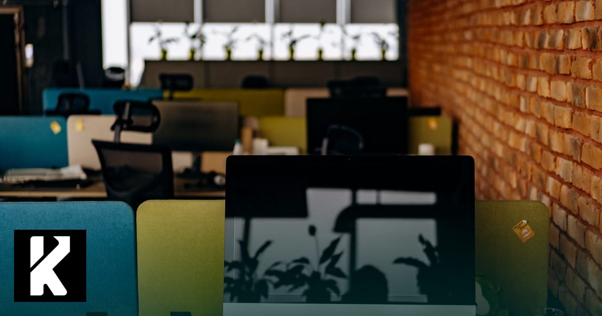 Espace de travail professionnel avec ordinateur portable, illustrant les dangers de l'IA générative en entreprise et la sécurité des données