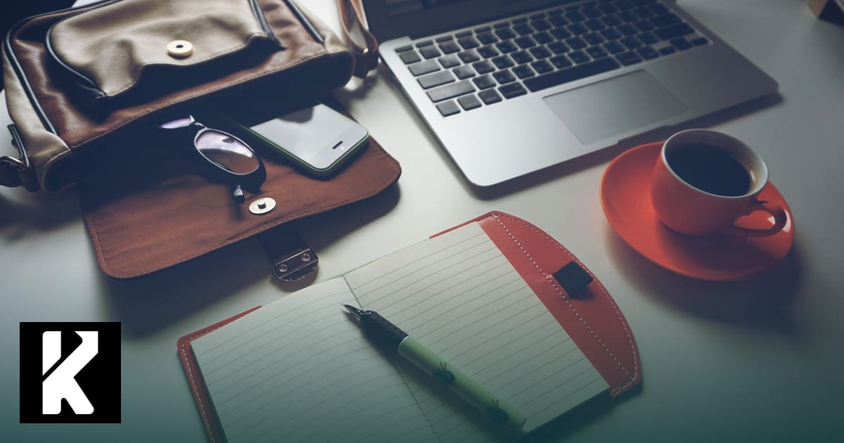 Ordinateur portable, carnet ouvert, stylo et tasse de café sur un bureau, prêt pour démarrer avec ChatGPT, Gemini ou Perplexity en TPE/PME