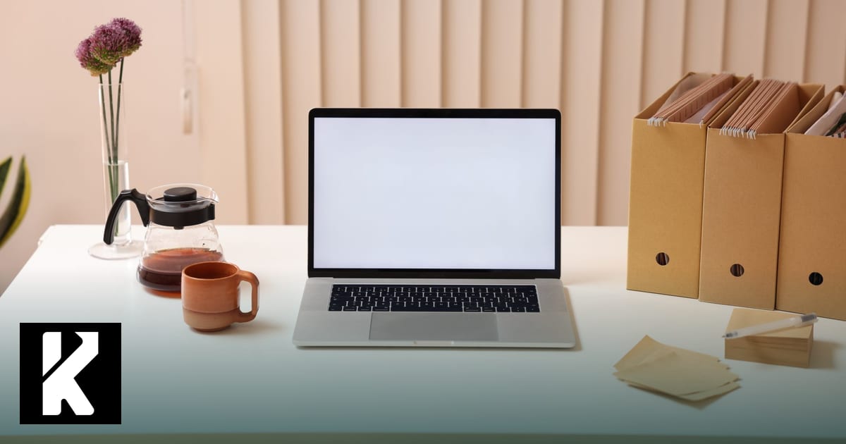 Bureau avec ordinateur portable à l'écran vierge et classeurs de documents, illustrant les dangers de l'IA générative en PME et les données à ne jamais saisir