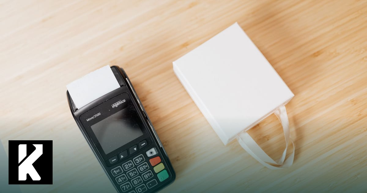 Terminal de paiement et sac sur un comptoir : les ventes aux particuliers relèvent de l’e-reporting, second volet de la facturation électronique