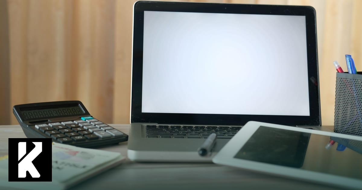 Bureau de cabinet comptable avec ordinateur portable, calculatrice et tablette pour préparer la facturation électronique