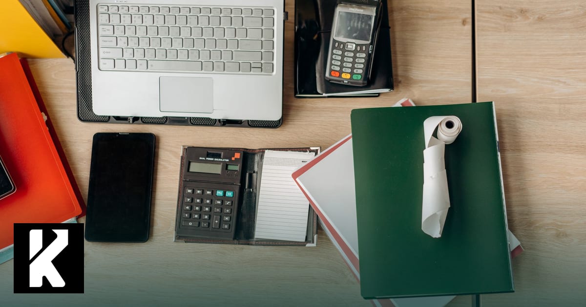 Bureau d'entreprise avec ordinateur portable, calculatrice, terminal de paiement et documents pour rattraper son retard sur la facturation électronique après le 1er septembre 2026