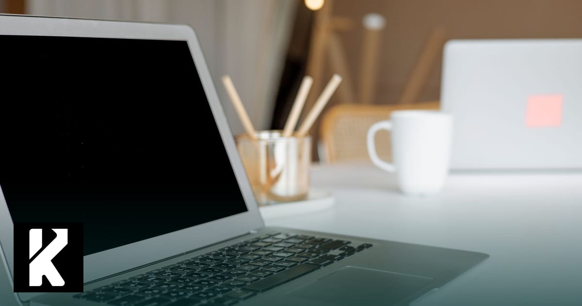 Ordinateur portable ouvert sur un bureau clair avec tasse et crayons — poste de travail pour une formation ChatGPT en PME