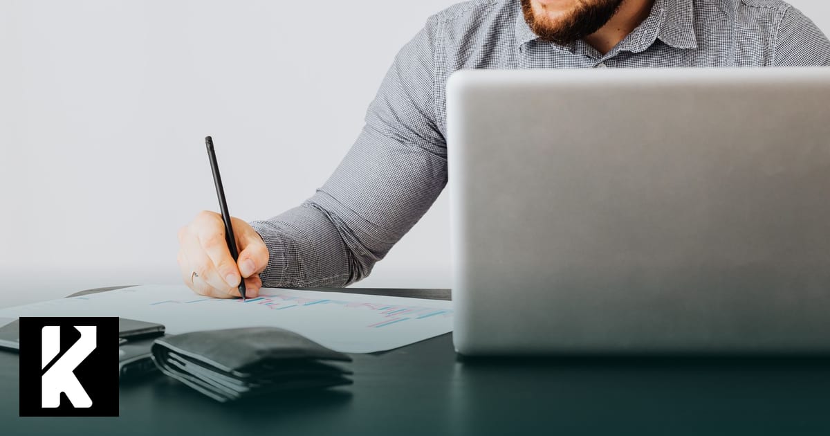 Poste de travail pour une formation à la facturation électronique certifiante : ordinateur portable et documents comptables