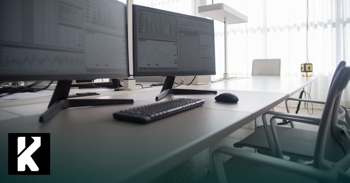 Bureau professionnel avec écrans d'ordinateur, pour la formation à la facturation électronique