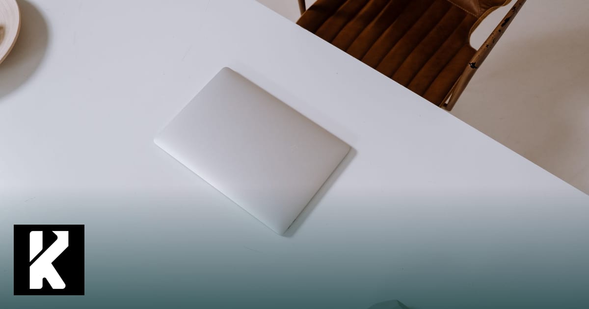 Bureau minimaliste avec un ordinateur portable fermé — guide IA générative pour TPE/PME