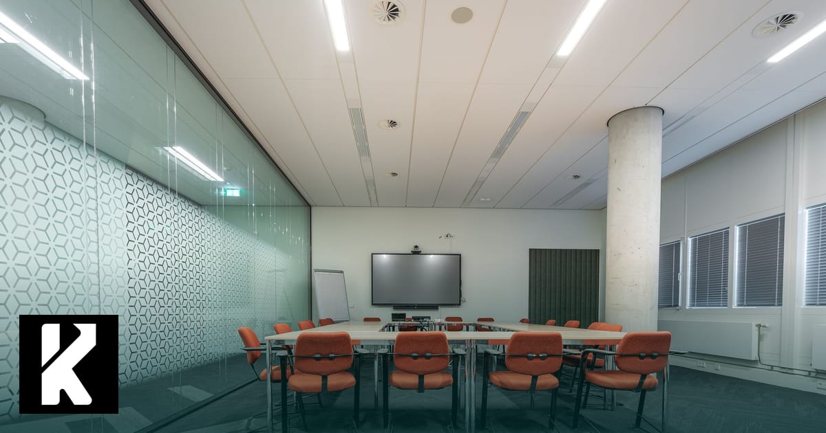 Salle de formation professionnelle prête à accueillir les stagiaires