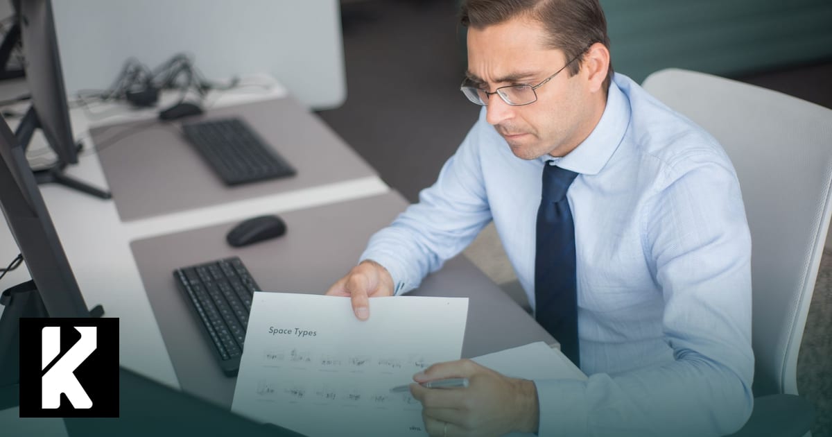 Poste de travail d'un consultant en facturation électronique : ordinateur, documents et graphiques d'analyse de processus