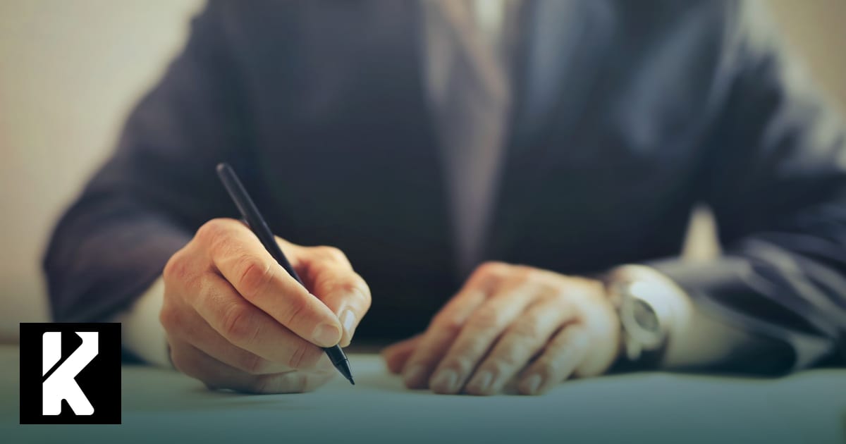 Signature d’un document officiel illustrant l’obligation légale de facturation électronique