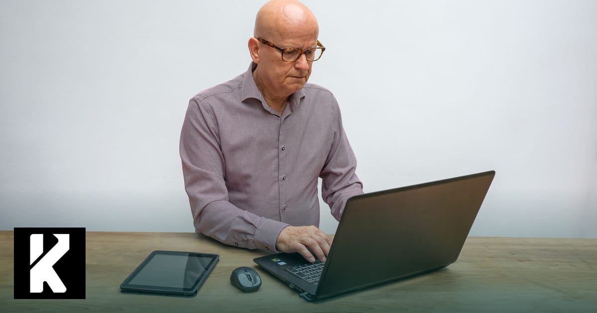 Professionnel expérimenté devant son ordinateur, préparant sa période de reconversion en 2026