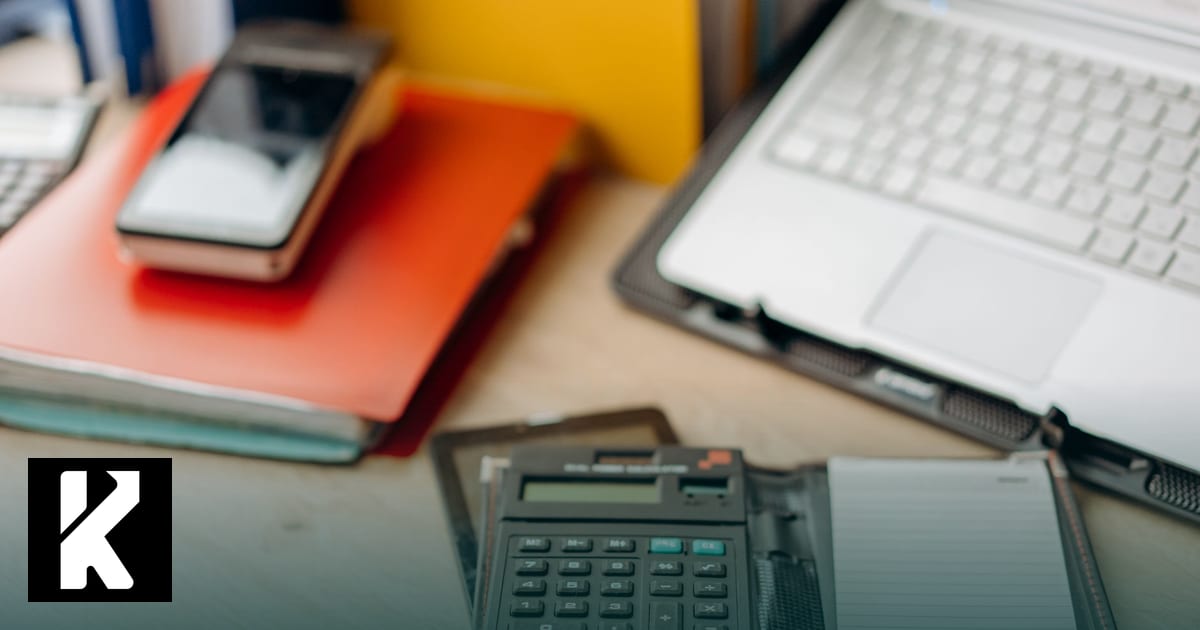 Bureau de comptabilité avec calculatrice, ordinateur portable, terminal de paiement et classeurs pour organiser la réception des factures sous format électronique en PME
