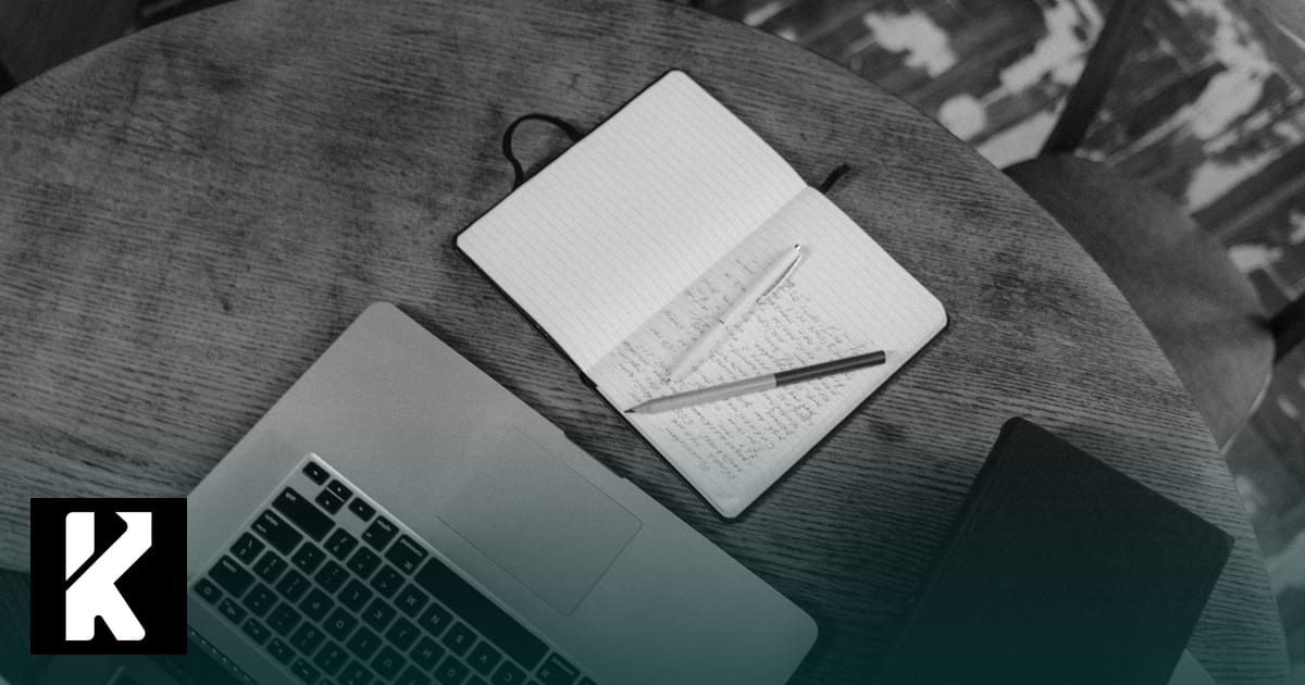 Préparer le financement de sa formation : carnet de notes et ordinateur portable