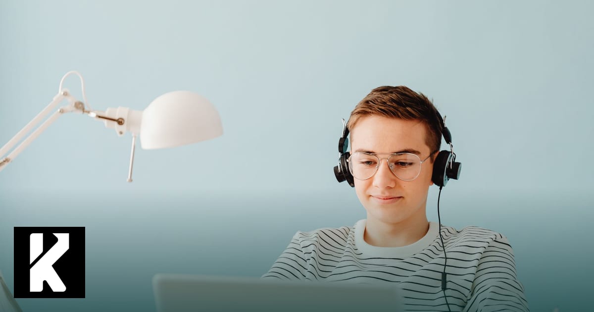 Apprenant de l’Oise suivant une formation à distance avec un casque audio