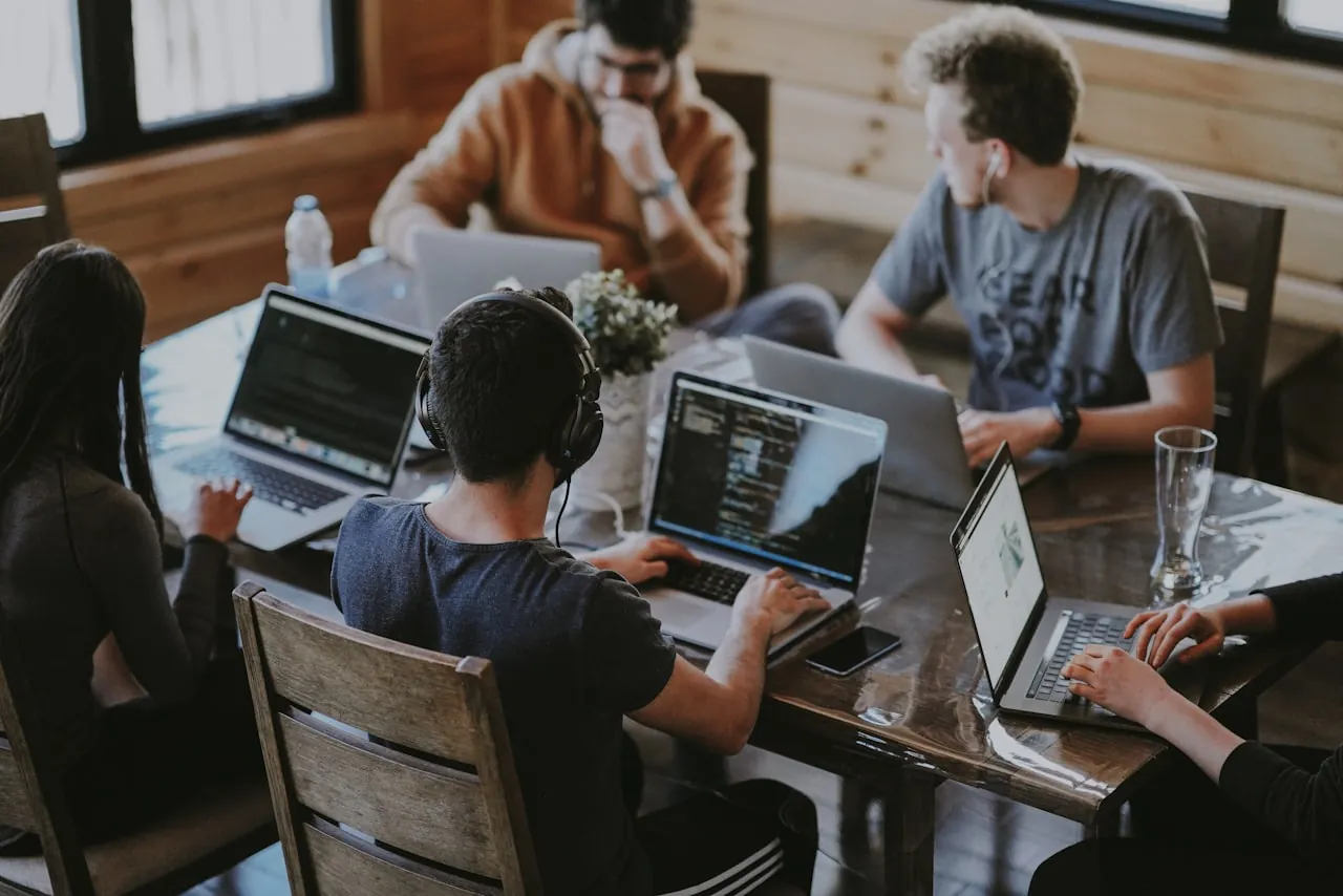 Échange en équipe pendant une session de travail