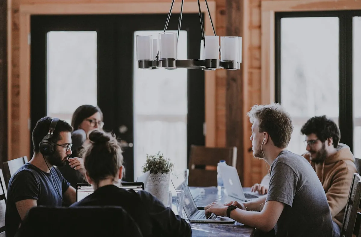 Professionnel en formation à distance sur ordinateur